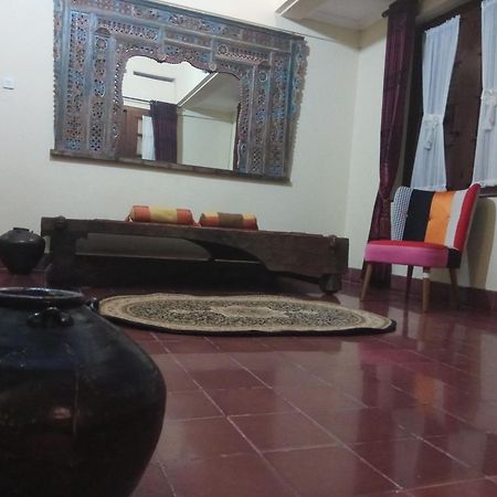 Doeloerkoe Homestay 수라카르타 외부 사진