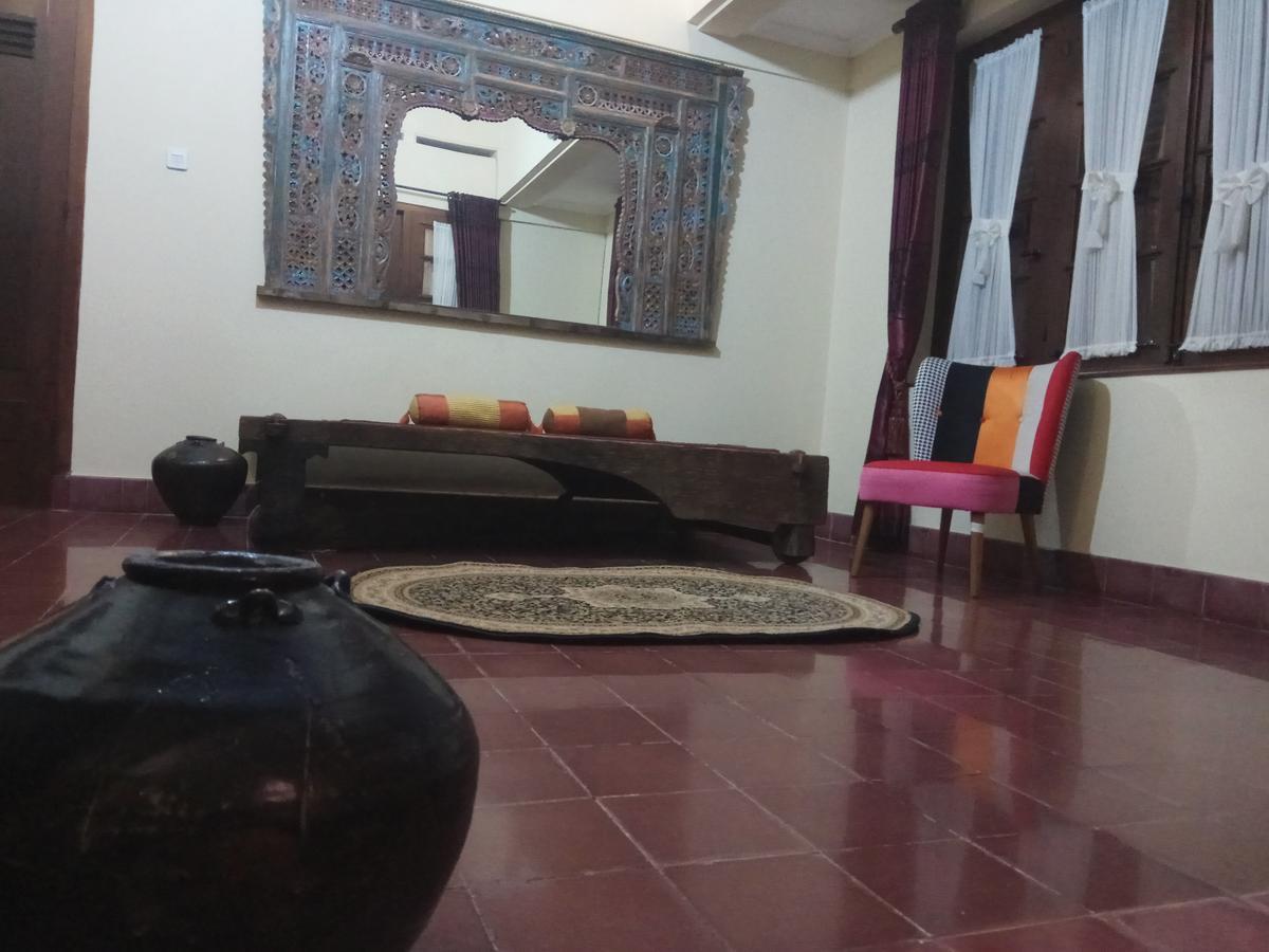 Doeloerkoe Homestay 수라카르타 외부 사진